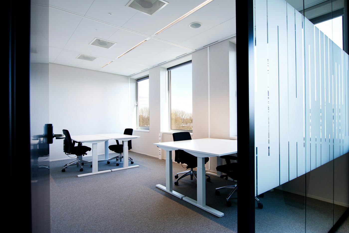 Bureau vitré avec postes de travail ajustables