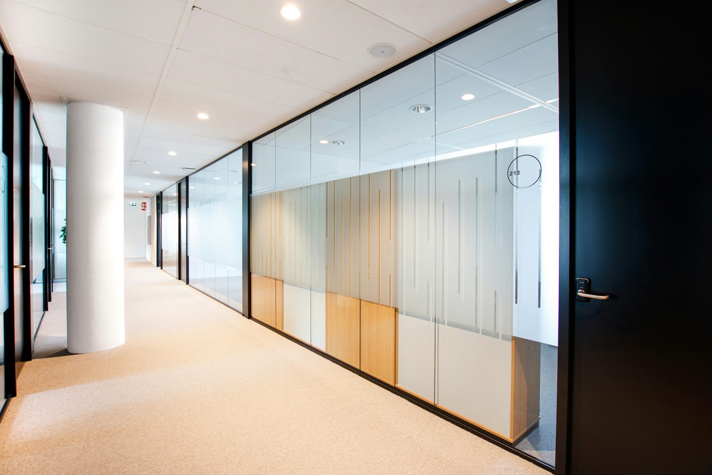 Couloir de bureaux avec cloisons vitrées