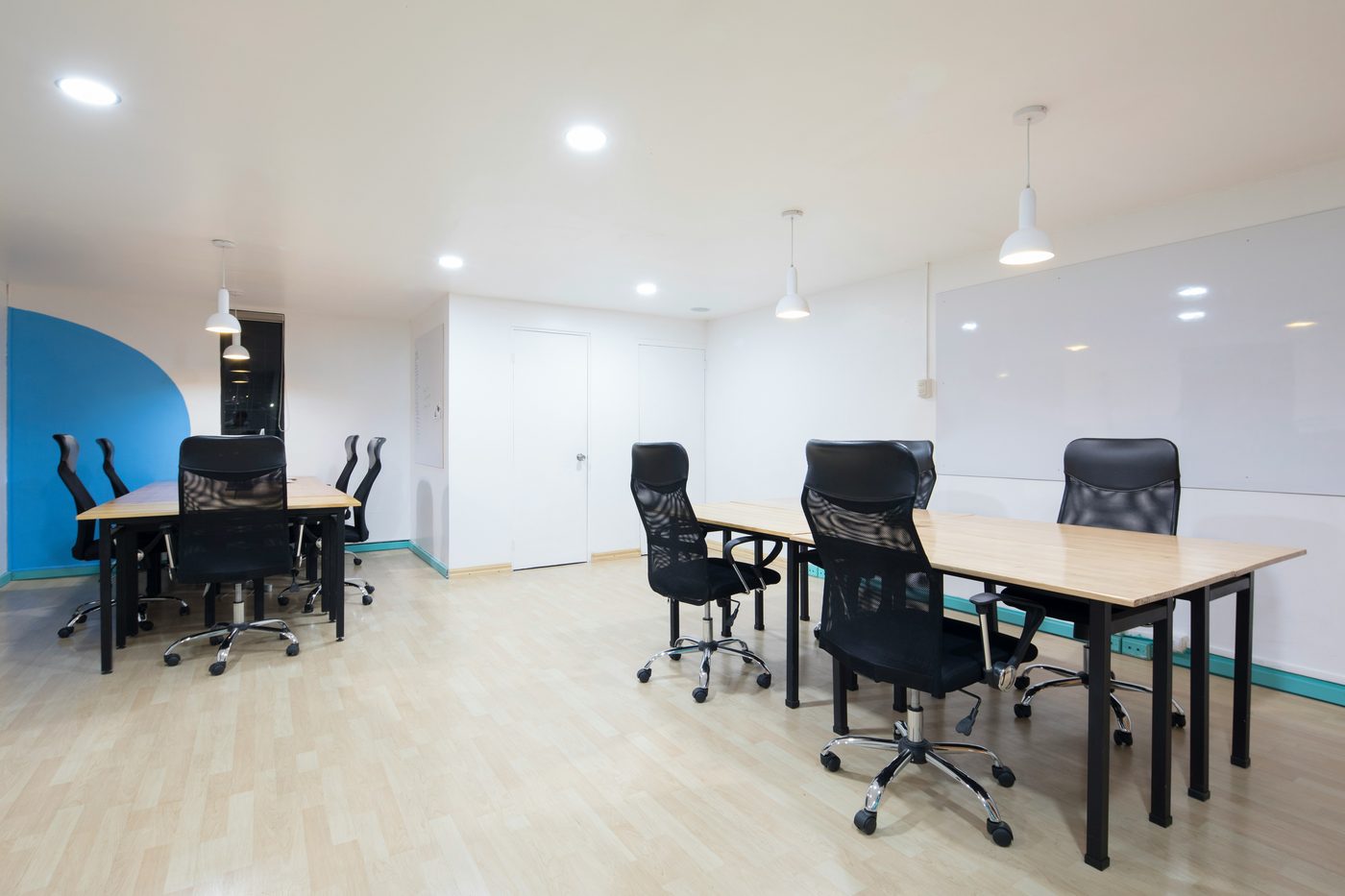 Open space avec postes de travail aménagés