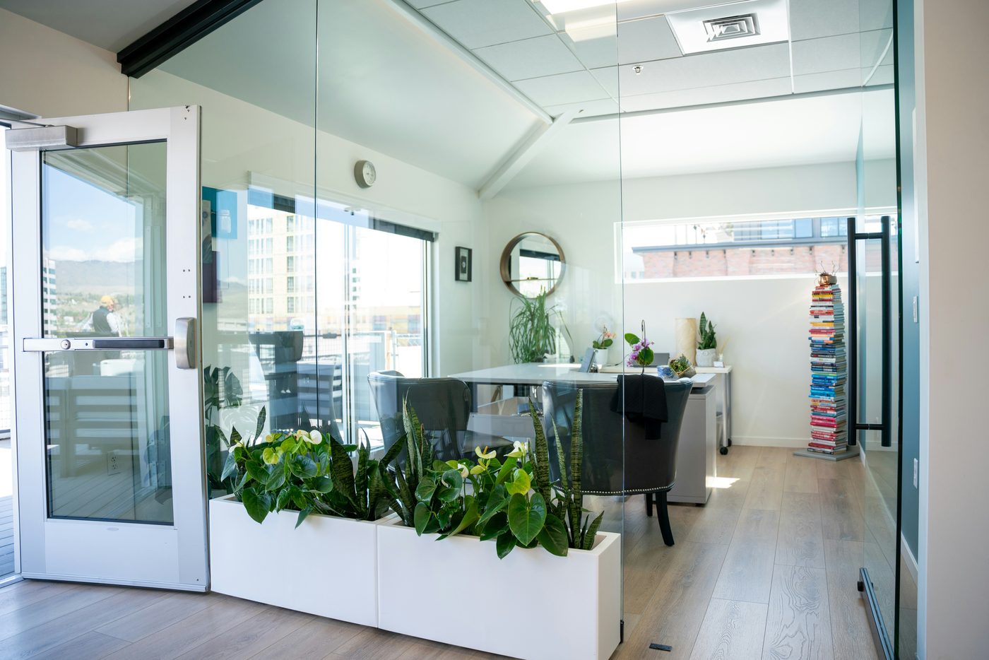 Bureau vitré aménagé avec espace détente