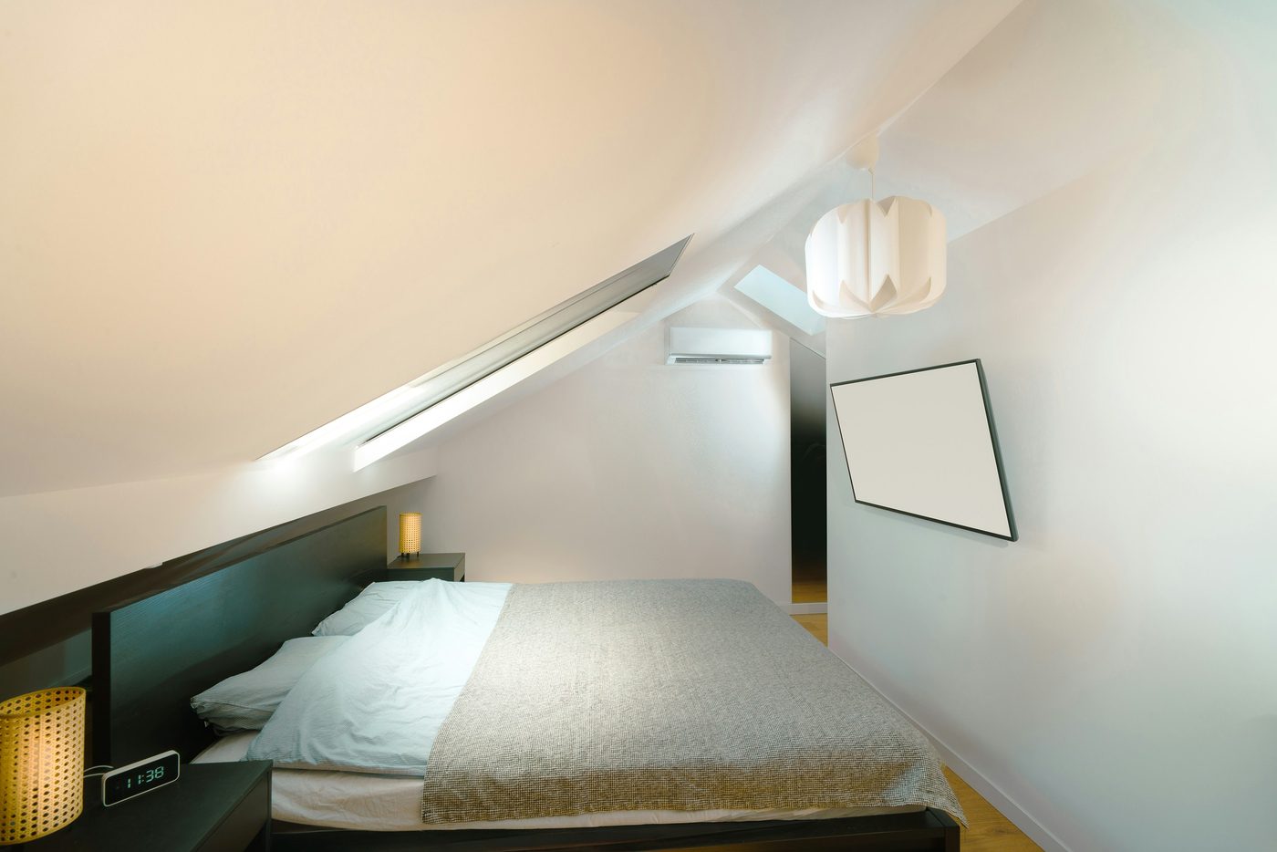 Chambre aménagée sous combles avec fenêtre de toit