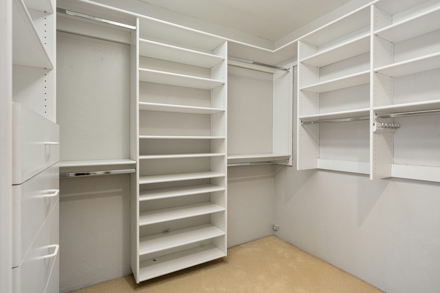 Dressing sur mesure avec étagères modulables