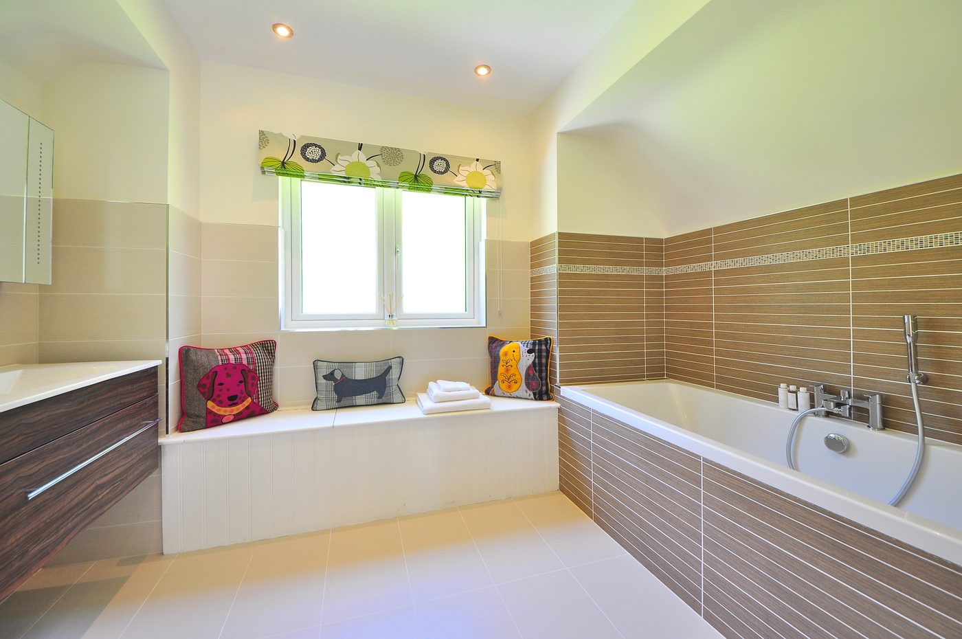 Salle de bain rénovée avec baignoire