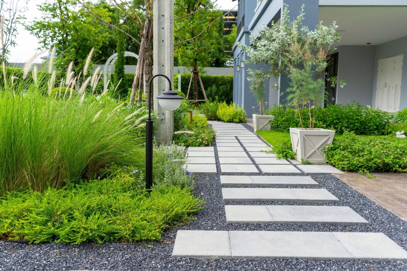 Allée et jardin paysager, aménagement extérieur