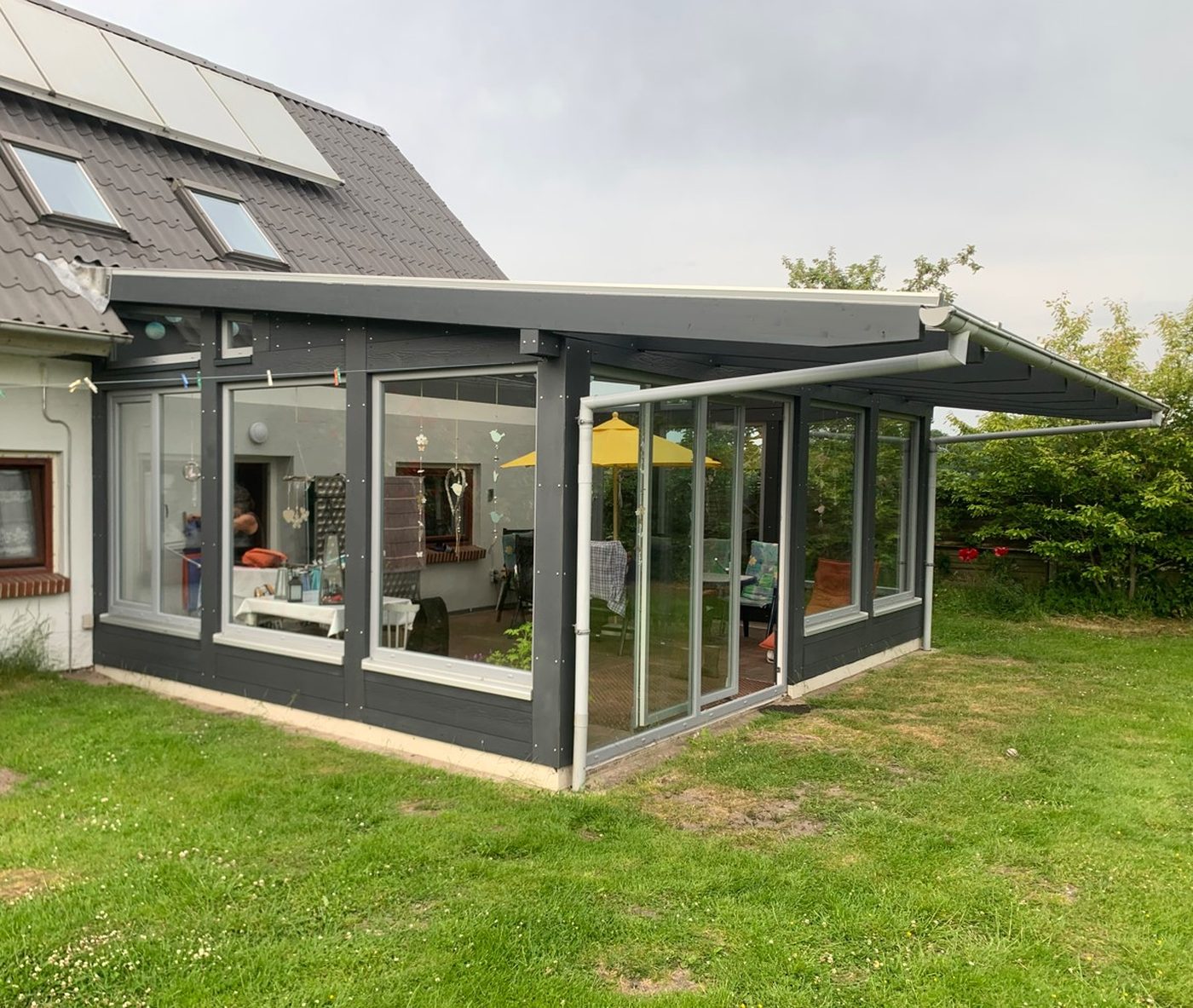 Véranda bois ouverte sur le jardin